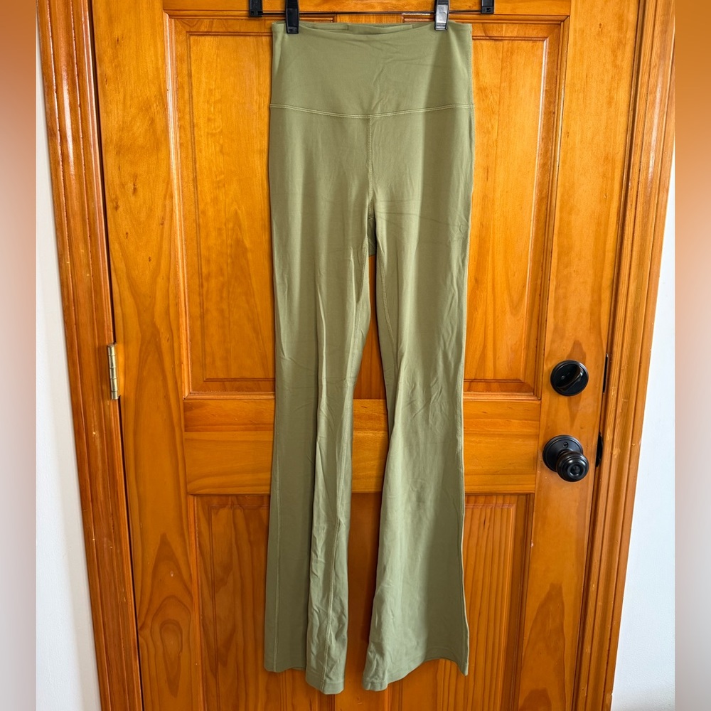 Lululemon Groove Super-High-Rise Flared Pant Nulu
Bronze Green Size 4